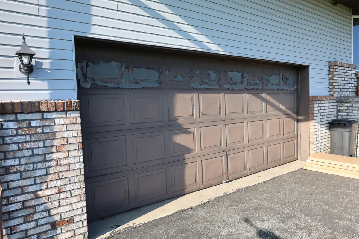 Woodgrain CHI on Brick — before, a peeling brown garage door